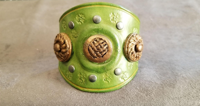 Bracelet en cuir tannage végétale fait main français, pour poignet, teint à la main  (3)