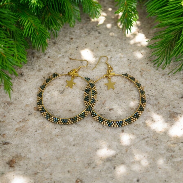 Boucles d&#039;oreilles créoles vert et or