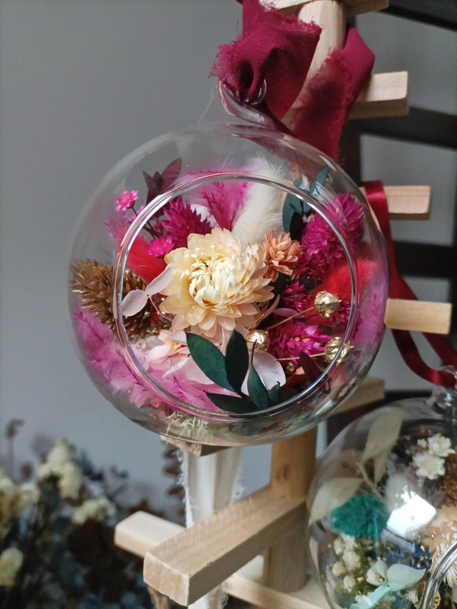 Boule en verre fleurie Rose