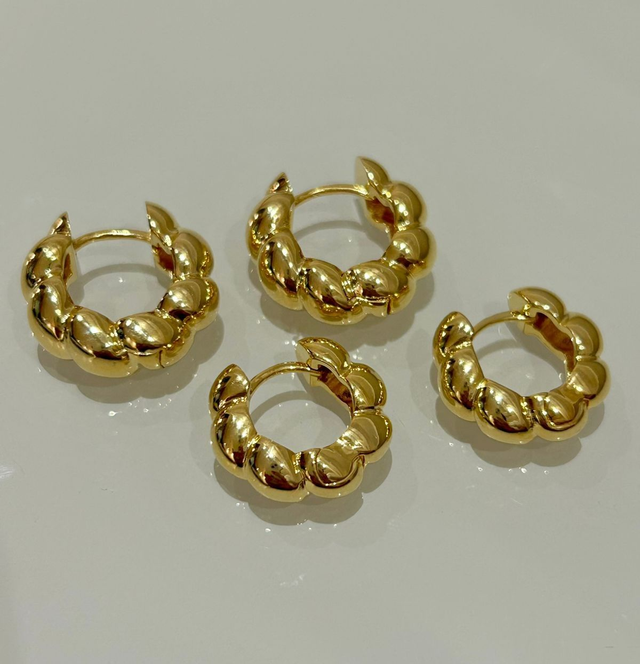 Argola torcida liso polido banhado em ouro 18k Tam M