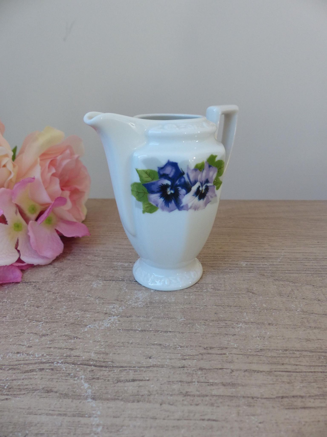 Petit pot à lait en porcelaine décor fleuri, pot à crème Rosenthal Allemagne vintage, crémier décoré de pensées fleurs du jardin violettes