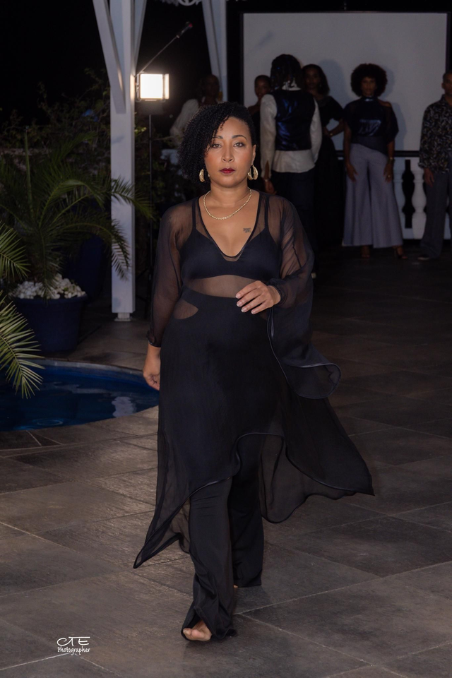 Grande tunique transparente en mousseline de soie noire