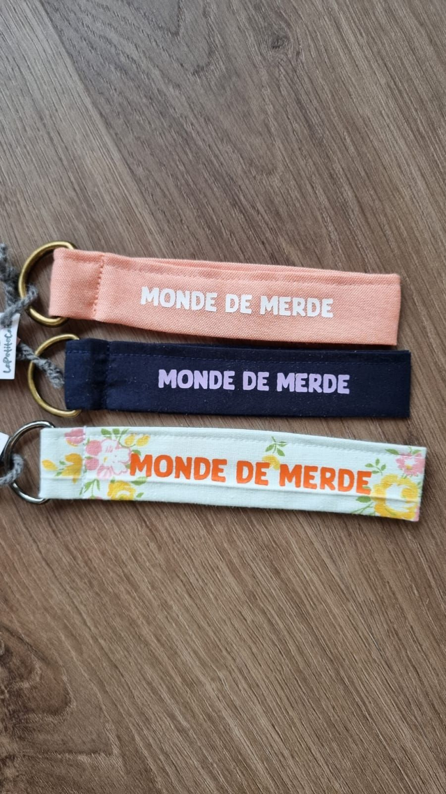 Porte-clé "monde de merde"