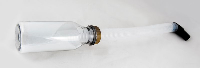 Wasserfalle mit Flasche