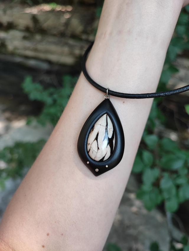 Pendentif en Bois d'Ébène du Gabon, Argent, Jaspe Bois d'Arachide et Cordon Cuir