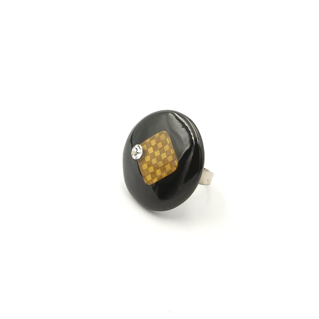 Bague en marqueterie de paille de seigle teinte, plaqué argent, résine et zirconium, pièce unique fabriquée à la main en France.