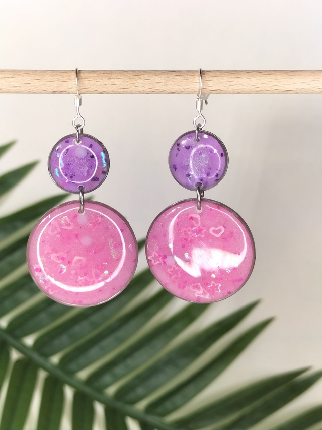 Boucles scintillantes roses et violettes
