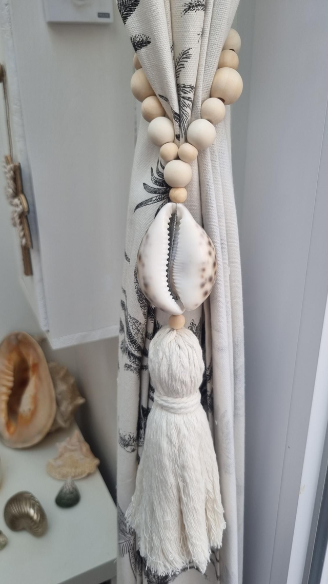 Embrasse coquillage tigris pompon beige 