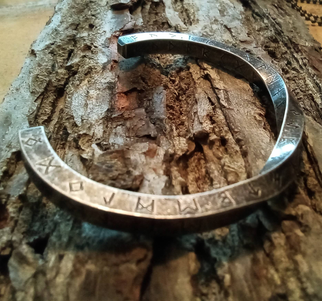 Bracelet torsadé runes celtiques 