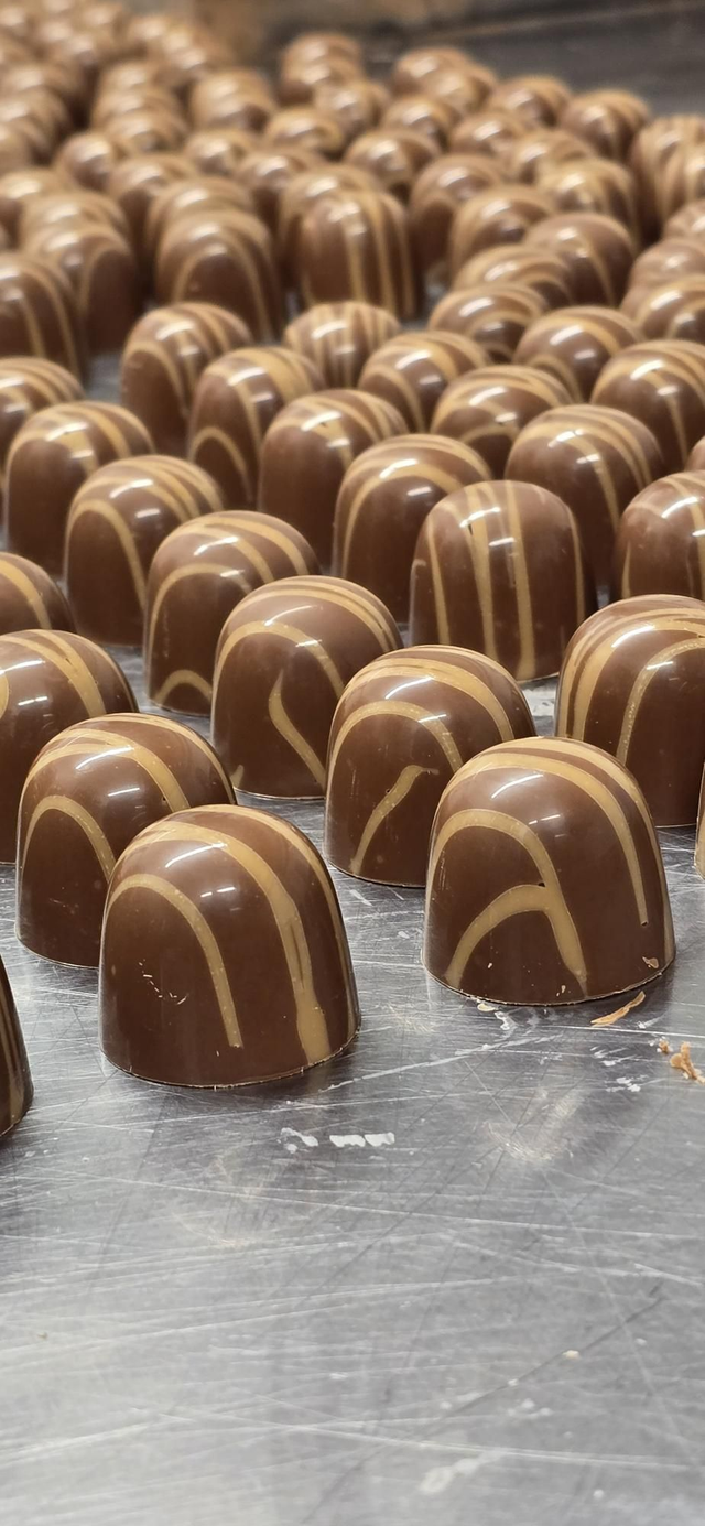 Milk chocolate bonbon with Hazelnut paste and whole hazelnut 