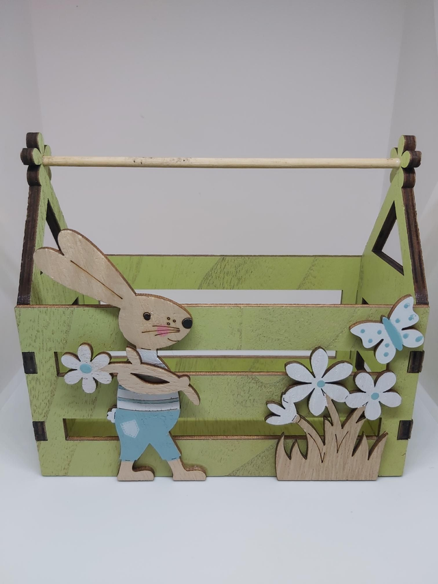cestino in legno verde con decorazioni coniglietto