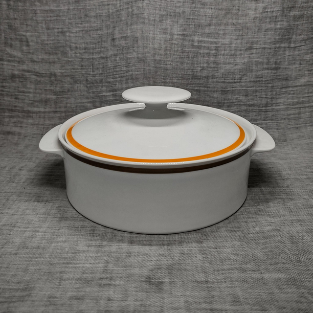 Thomas | Dekschaal (diameter 20,5 | hoogte 10 cm) gemaakt van wit porselein uitgevoerd met smalle bruine en oranje bies | Vintage