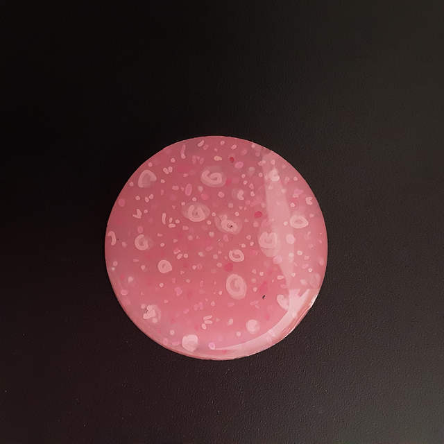 Broche ronde collection floral-fond rose tendre parsemé de petites fleurs roses