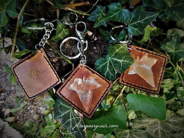 Porte-clé artisanal en cuir – Feuille de lierre argentée