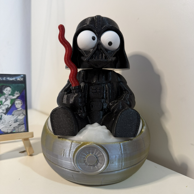 Vaderenzo il Darth Vader seduto in poltrona con occhi mobili e testa girevole