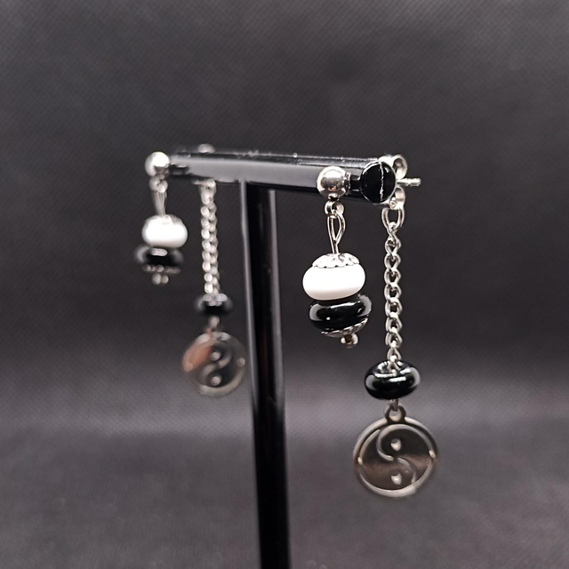 Boucles black and white