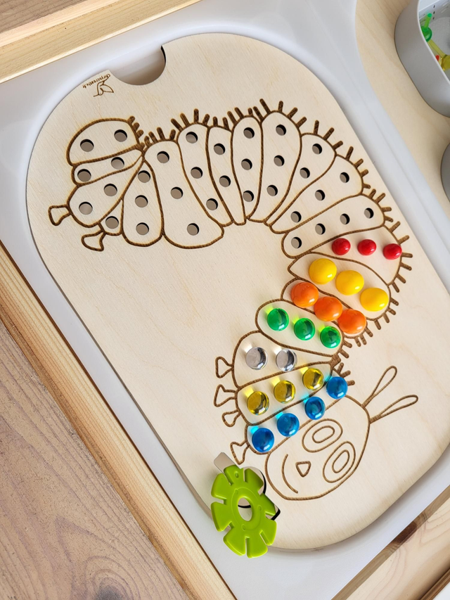 La chenille à trous