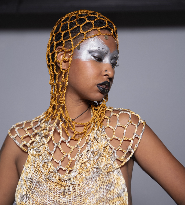 LOOK 3 - Cagoule médiévale résille dorée 