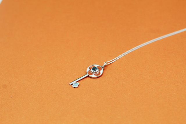 Pendentif clef orange & turquoise | Topaze blue london