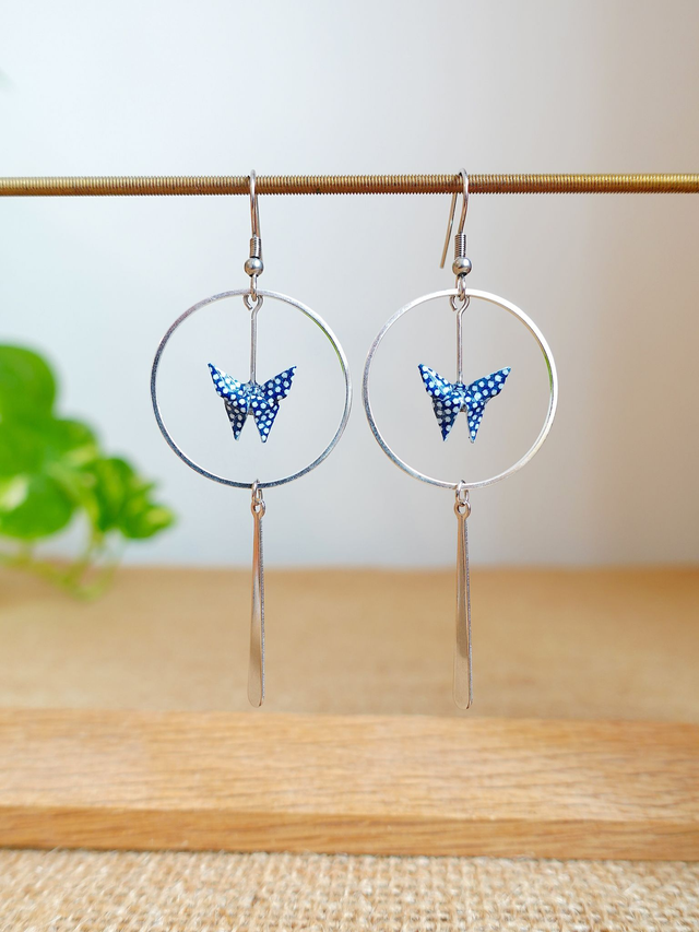 Origami Papillon / INOX / Papier japonais washi / Bleu à pois blancs, Argent / Créoles, anneaux / Bijou japonais origami / Boucles d&#039;oreilles / 