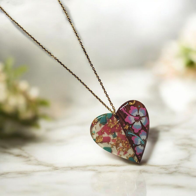 Collier dessiné Flora acier inoxydable rose blanc bleu bi matière