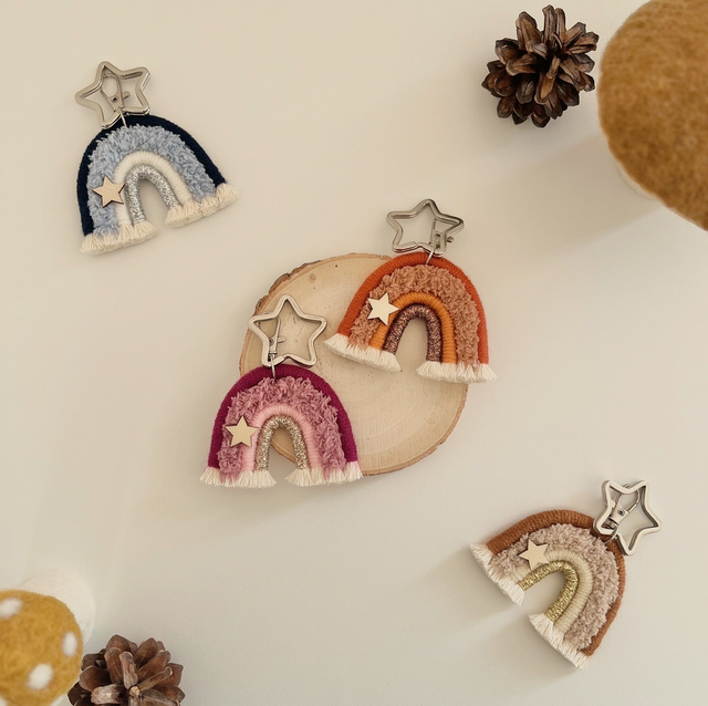 Porte clés arc-en-ciel en macramé à personnaliser 