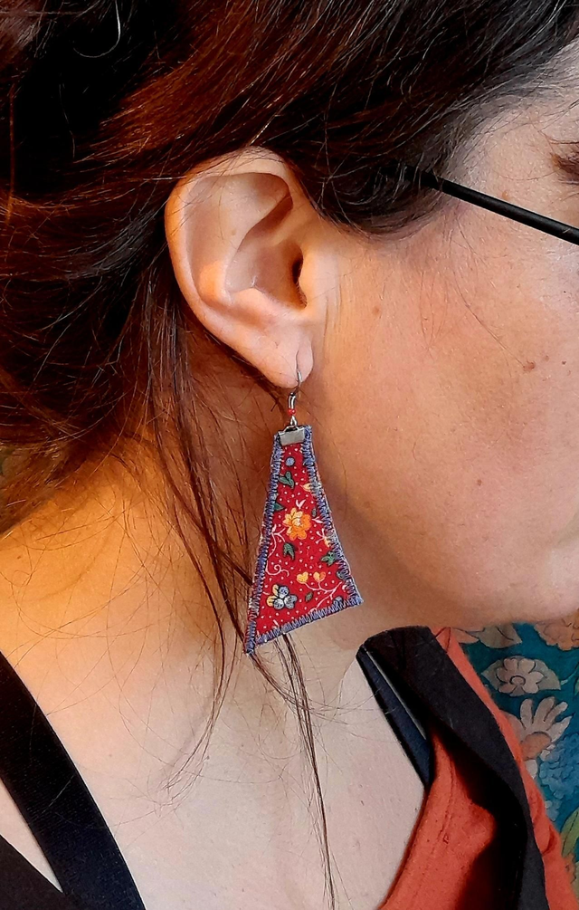 A- Boucles d'oreilles Triangles rouges liberty