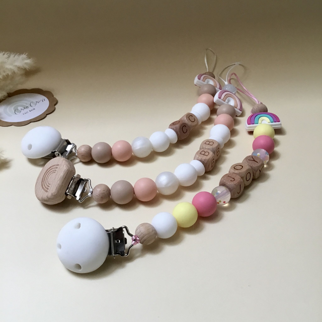 Attache tétine 1 figurine + clip en bois à motif ou silicone 