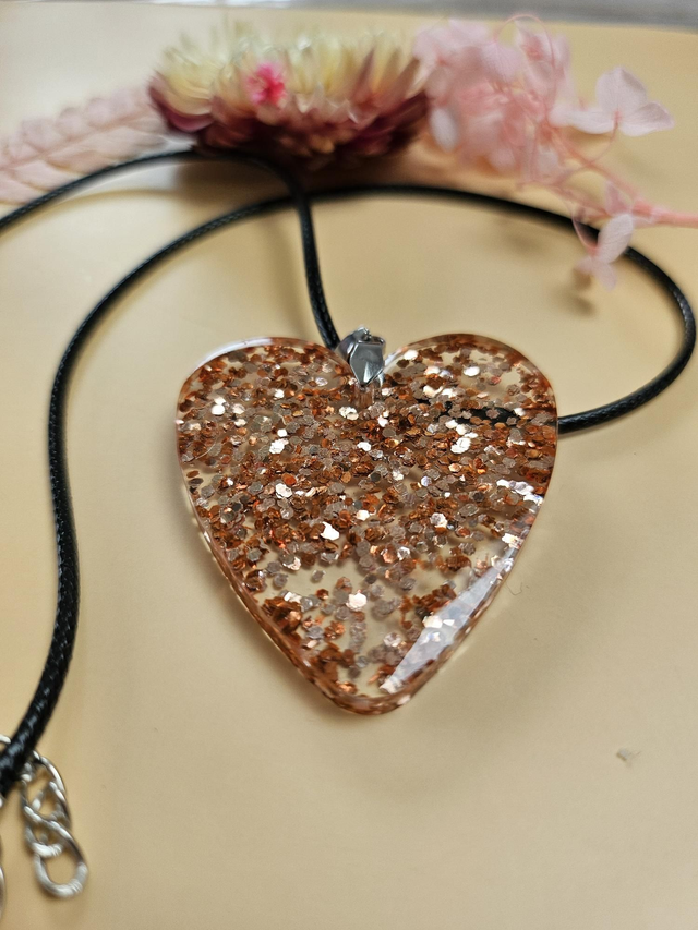 Pendentif en résine - grand coeur pailleté rose