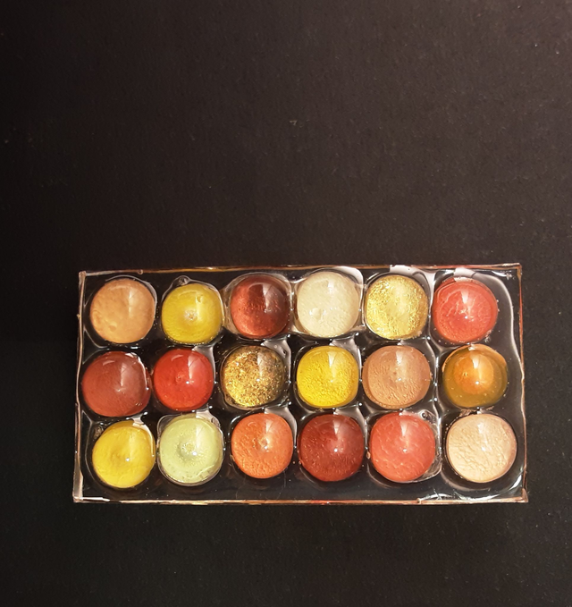 Broche rectangle moyen collection Cabochon fond transparent et cabochons camaïeu de rouge et jaune