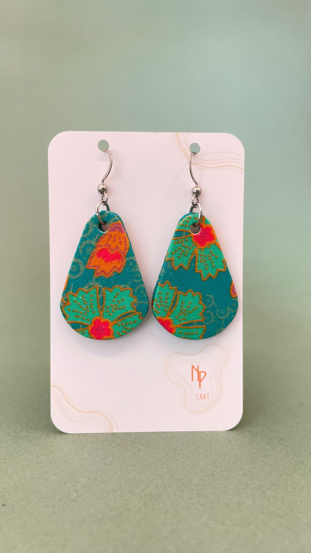 Boucles d'oreilles carton et tissu forme petites gouttes, collection " indie turquoise " - fond turquoise et motifs fleuris bleu, orange et rose