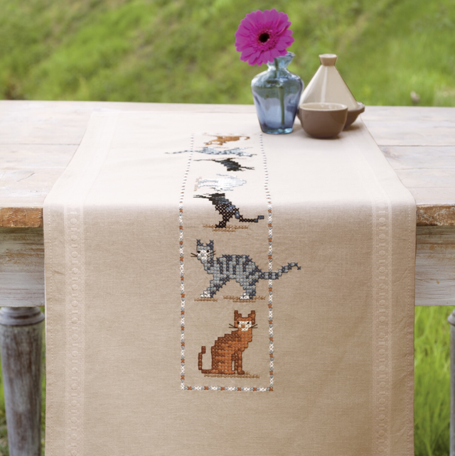 Embroidery Kit Runner: Cats by Vervaco