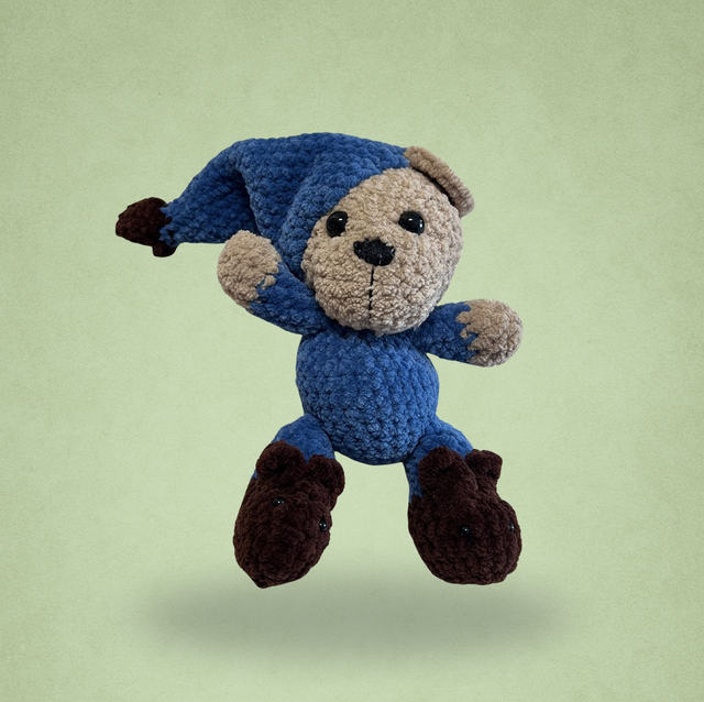 Teddy im Pyjama