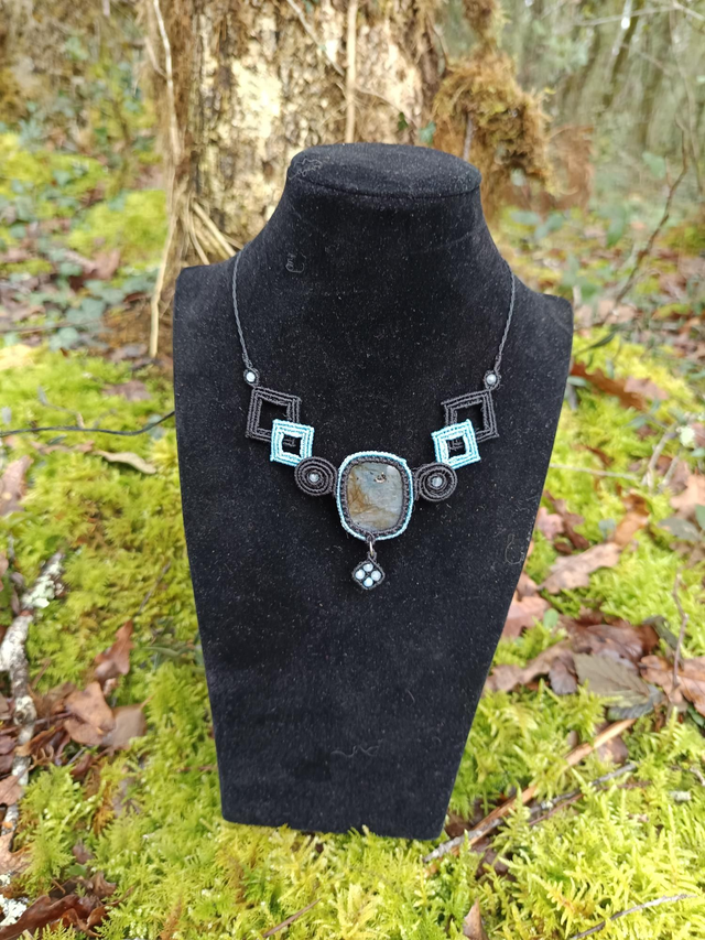 Collier géométrique noir et bleu 