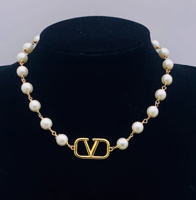 Colliers V doré design avec perles 