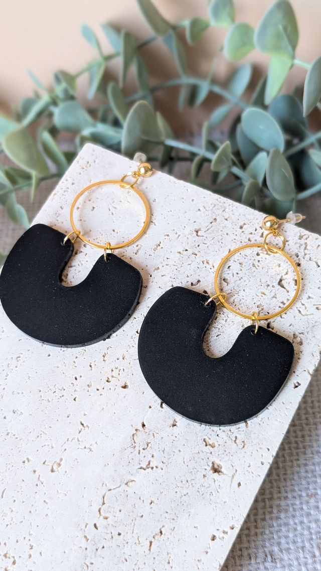 Boucles d'oreilles noires en plexi
