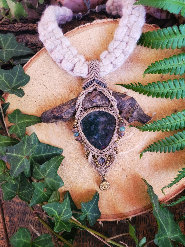 Collier branche de vigne et agate mousse