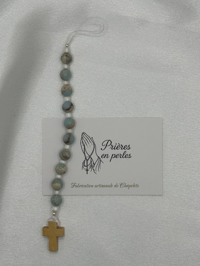 Accessoire de téléphone – Perles aux teintes bleu ciel et marbrées &amp; croix en bois clair