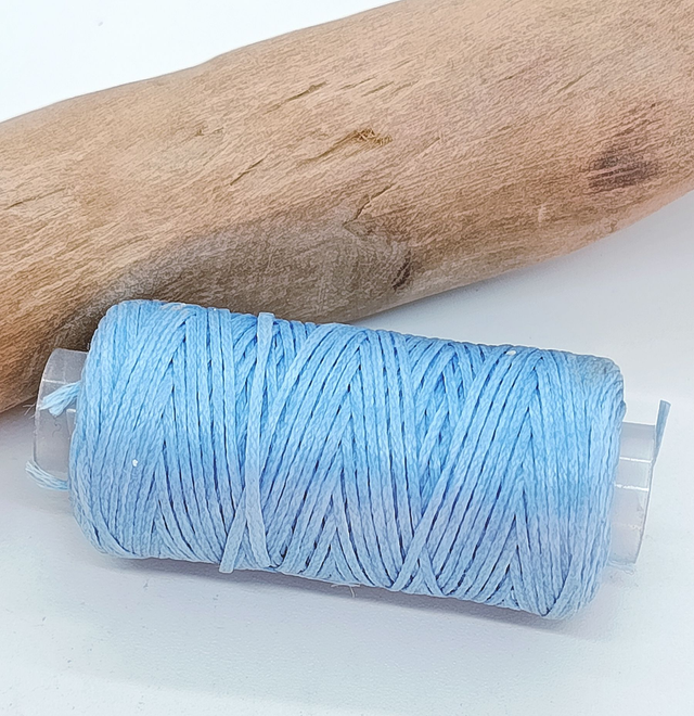 Bobine de fil ciré plat bleu clair