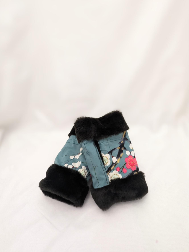 Mitaines noires et tissu japonais fleuri