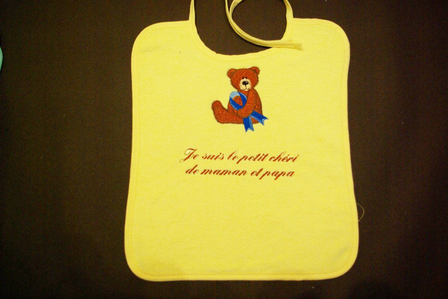 107-Bavoir  brodé JAUNE