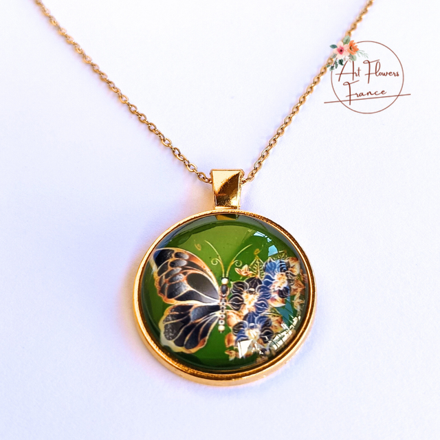 Collier illustré -  Papillon avec des fleurs