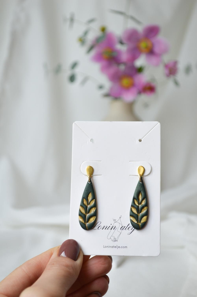 Green Elegance Kolekcija - Veliki viseči uhani s potiskom zlate vejice na pozlačeni osnovi