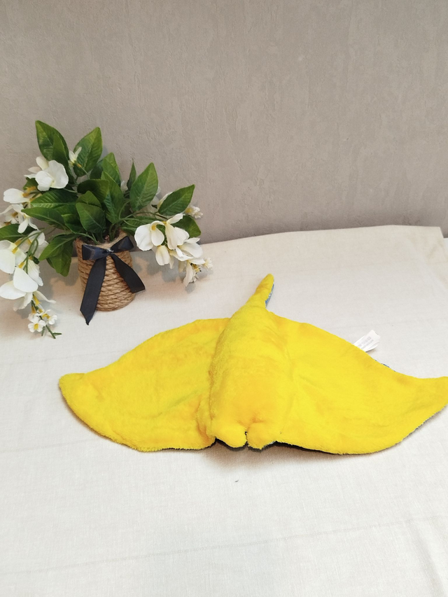 Raie manta jaune motif bleu