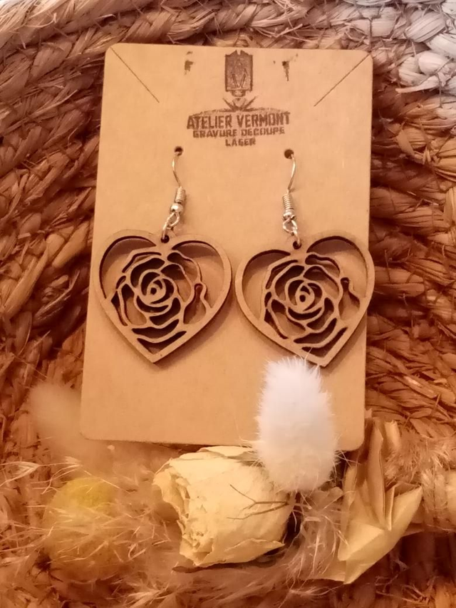 Boucles d'oreilles en bois thème cœur 