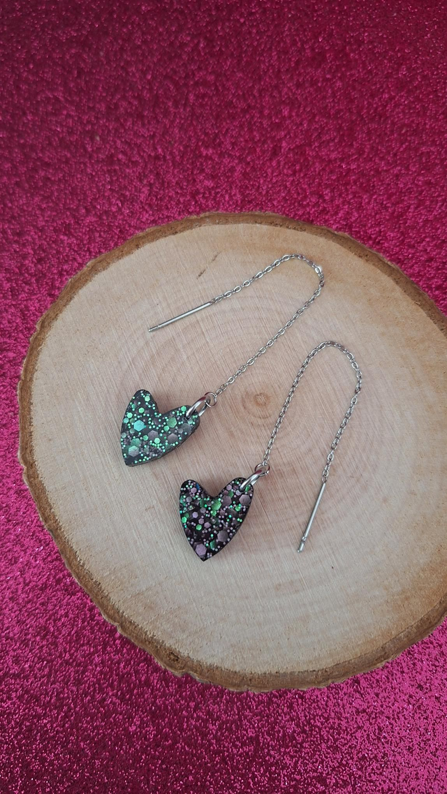 Boucles d'oreilles à enfiler argentées cœurs asymétriques noirs paillettes blanches Holographiques 