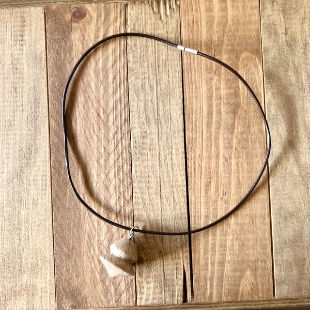 Collier cuir marron et bois de hêtre 