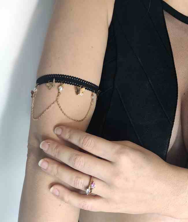 Bracelet de biceps dentelle, noire papillons dorés