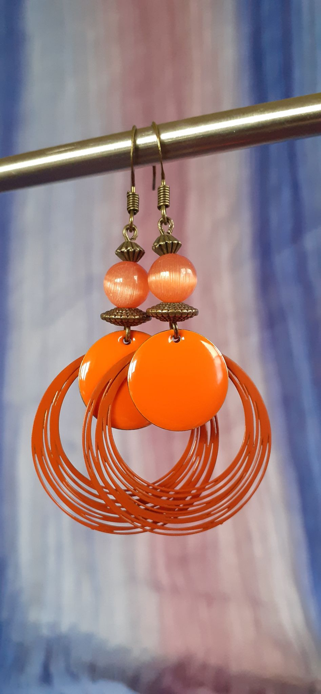 Amer Boucles d'oreilles colorées, Bronze antique, émail orange, 