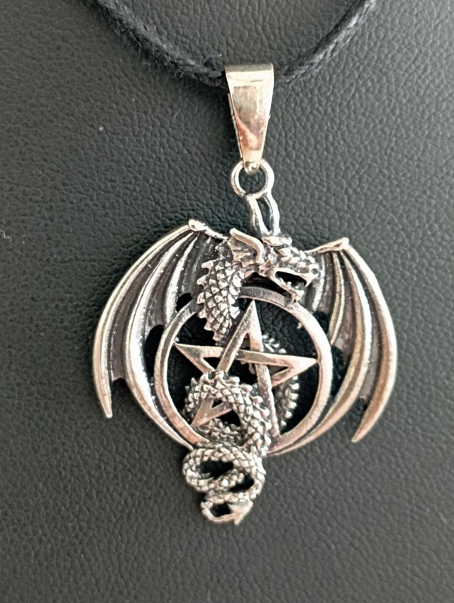 Pendentif Dragon dans le pentacle (argent)